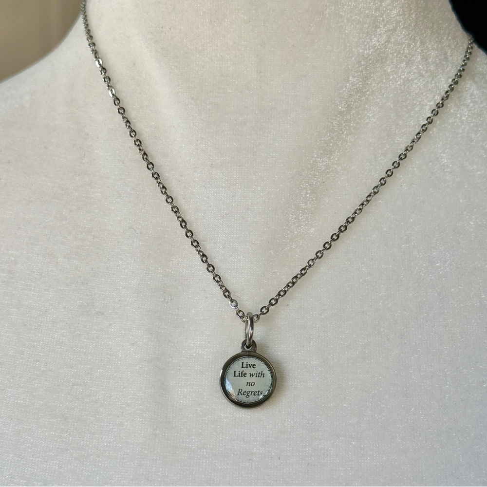 NEW without TAGS Reversible Red Flower Small Circle Necklace - Picture 6 of 12